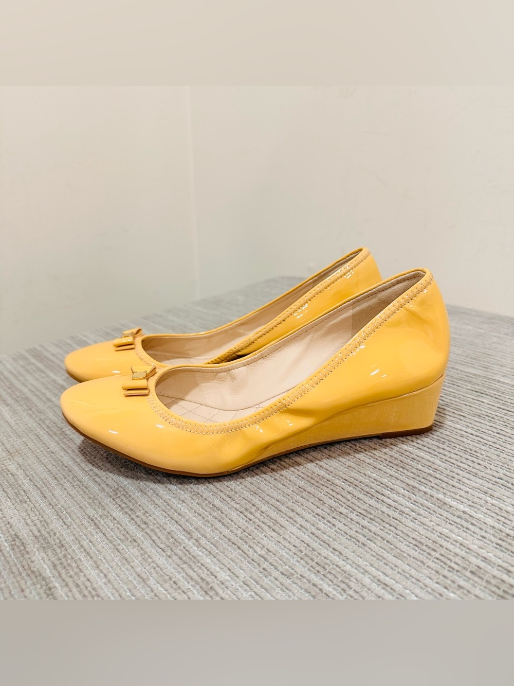 Cole Haan Tali Yellow Patent Leather Wedge Pumps Bow Accent Women's Size 7B